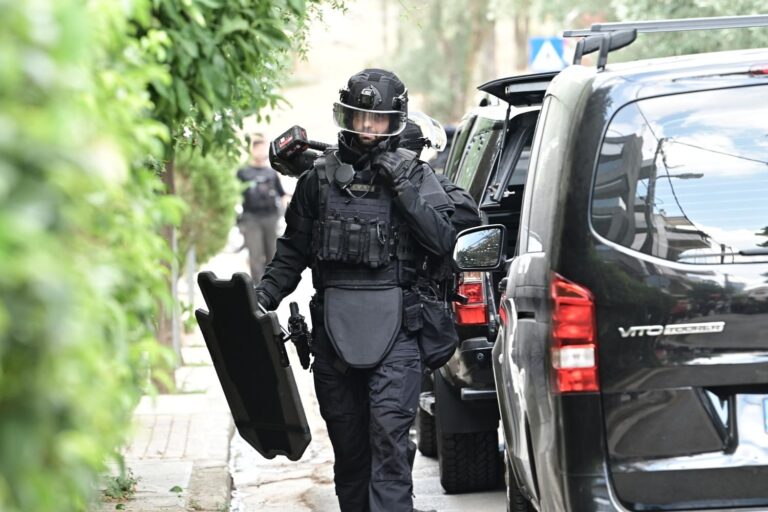 Συναγερμός στην ΕΛ.ΑΣ: Ένοπλος ταμπουρώθηκε σε διαμέρισμα στον Χολαργό – Πετάει μολότοφ και απειλεί περαστικούς και αστυνομικούς με όπλο