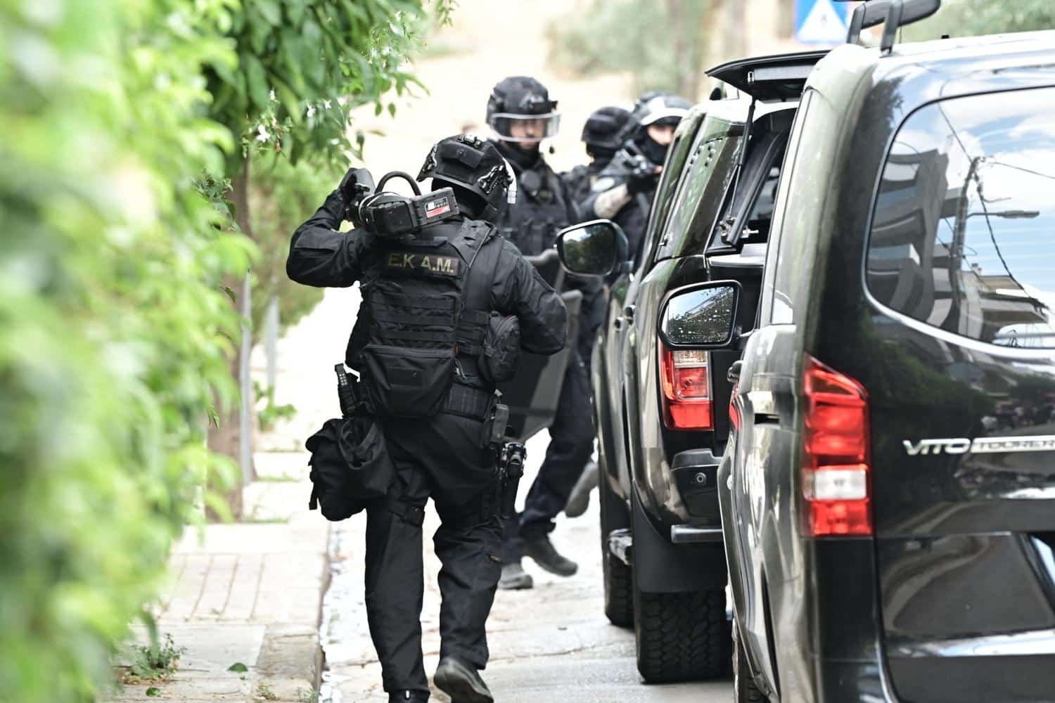 synagermos ston cholargo tabouromenos me oplo peta molotof travmatias astynomikos tis opke ekkenonetai i polykatoikia 5 8 25