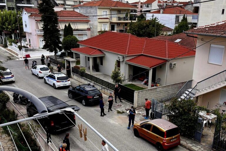 Θρίλερ στα Τρίκαλα: Μητέρα και γιος βρέθηκαν νεκροί μέσα στο σπίτι τους