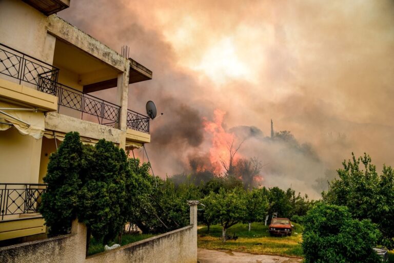 Άλλη μια ολονύχτια μάχη των Πυροσβεστών σε Αχαΐα, Πρέβεζα, Ζάκυνθο – Μέσα στο χωριό Κηπουριές της Χίου η μεγάλη φωτιά