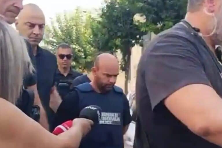 Γυναικοκτονία στον Βόλο: Με κατεβασμένο το κεφάλι έφτασε στον ανακριτή ο 40χρονος