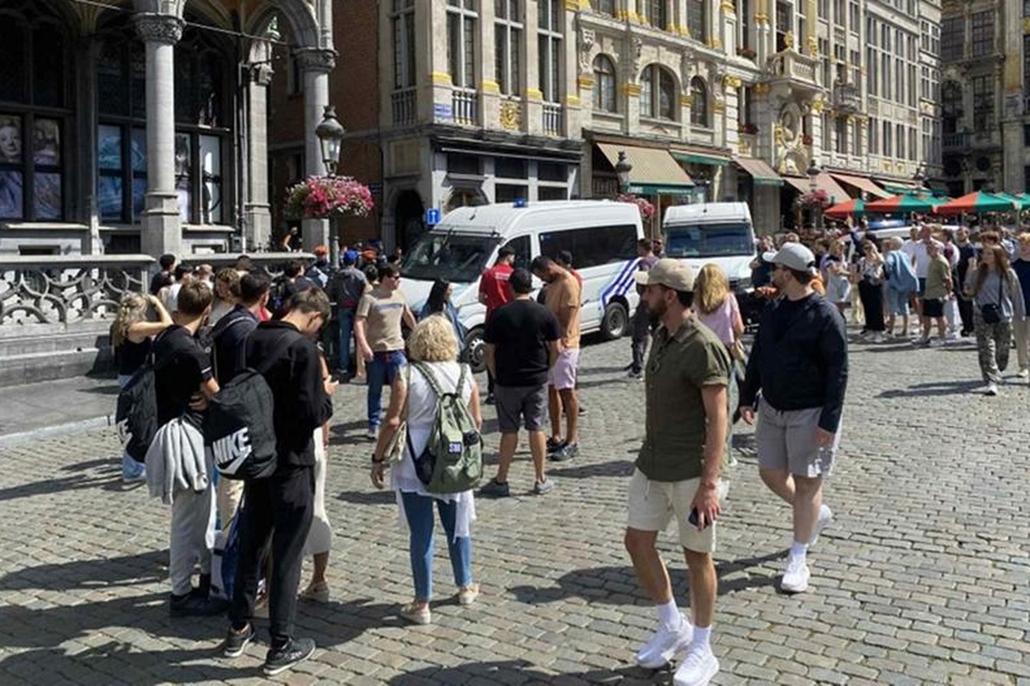 vryxelles astynomikoi epitethikan se opadous tis aek 21 8 25