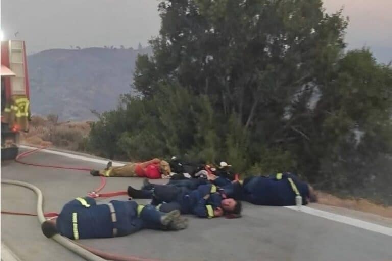 Η αλήθεια για τη viral φωτογραφία με τους πυροσβέστες – «Έχουν φτάσει στα όρια της εξάντλησης»