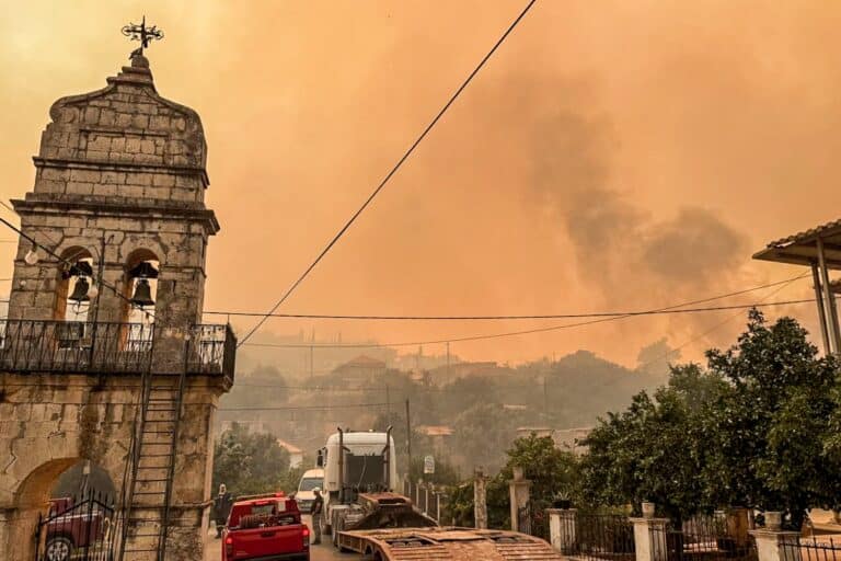 Φωτιές στην Ελλάδα: Τι είναι η μέθοδος «αντιπύρ» που χρησιμοποιήθηκε στη Ζάκυνθο