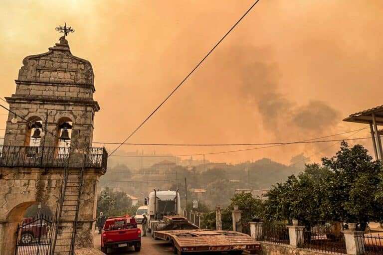 Φωτιά στη Ζάκυνθο: Μεγάλη αναζωπύρωση σε αγροτοδασική έκταση
