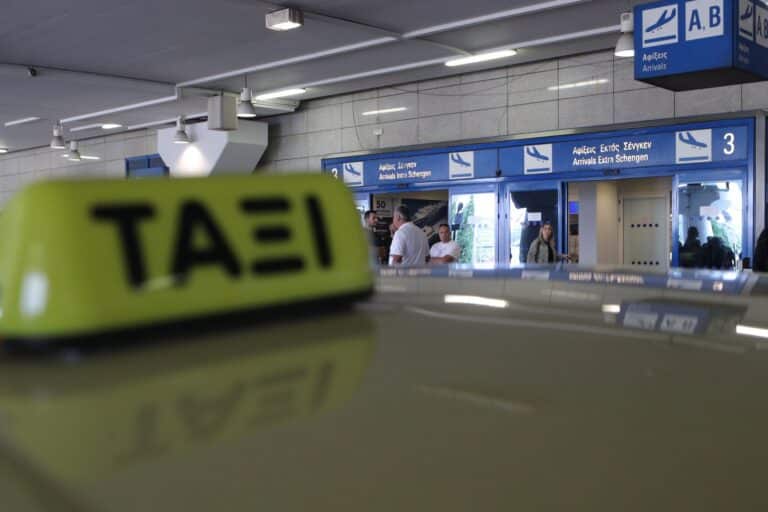 «Ελ. Βενιζέλος»: Οδηγός ταξί απείλησε με μαχαίρι συνάδελφό του για μία κούρσα – «Έχει κατηγορηθεί για κλοπές πελατών»