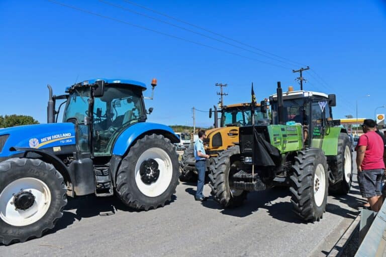 Αγρότες κλείνουν τον κόμβο Ε65 στην Καρδίτσα με τα τρακτέρ τους