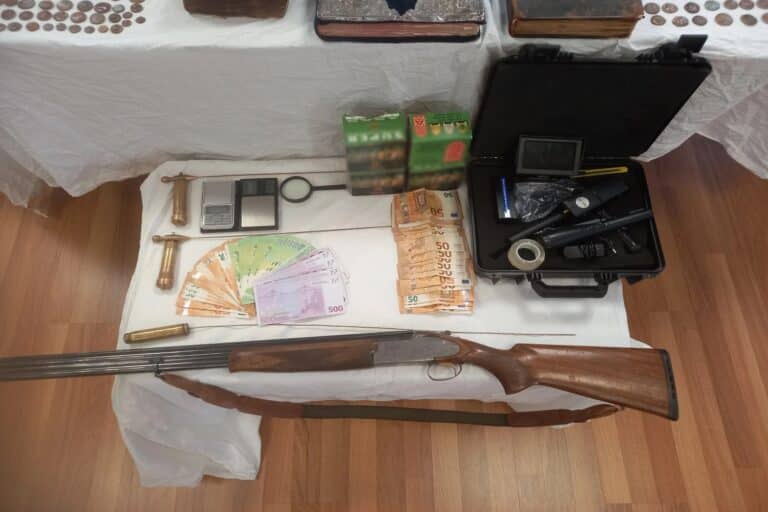 Οι ανώνυμες καταγγελίες, ο σεσημασμένος «Τζάκσον» και ο Θανάσης ήταν η άκρη στο «κουβάρι» της υπόθεσης εμπορίας βυζαντινών κειμηλίων στα Καλάβρυτα