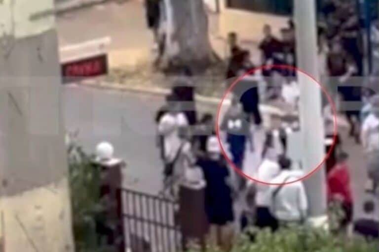 Ασπρόπυργος: Βίντεο-ντοκουμέντο από τον ξυλοδαρμό 14χρονου από πέντε ανήλικους – Τον περικύκλωσαν και τον χτύπησαν