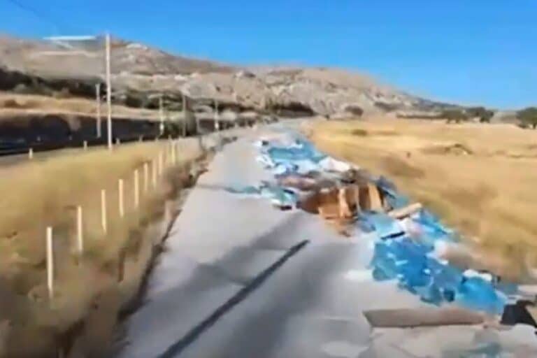 Ασπρόπυργος: Πετούσαν απόβλητα σε δρόμο κοντά σε οικισμό – Δύο συλλήψεις (βίντεο)