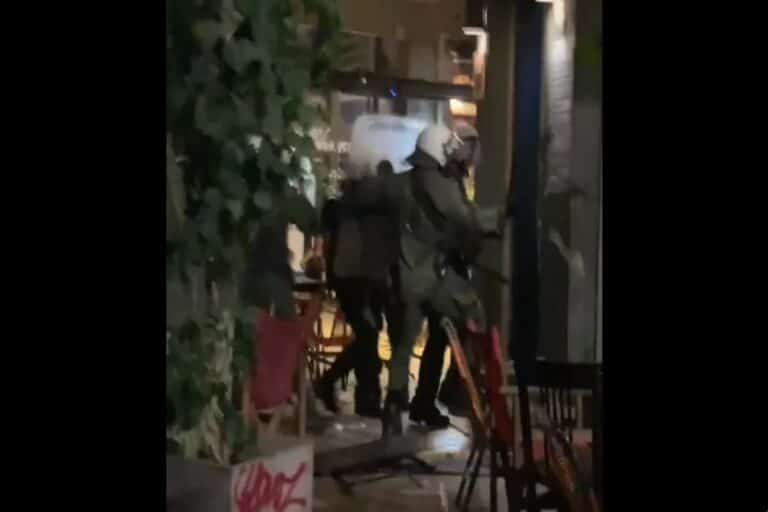 Βίντεο-ντοκουμέντο από τα Εξάρχεια: Άνδρες των ΜΑΤ πέταξαν δακρυγόνο σε κατάστημα