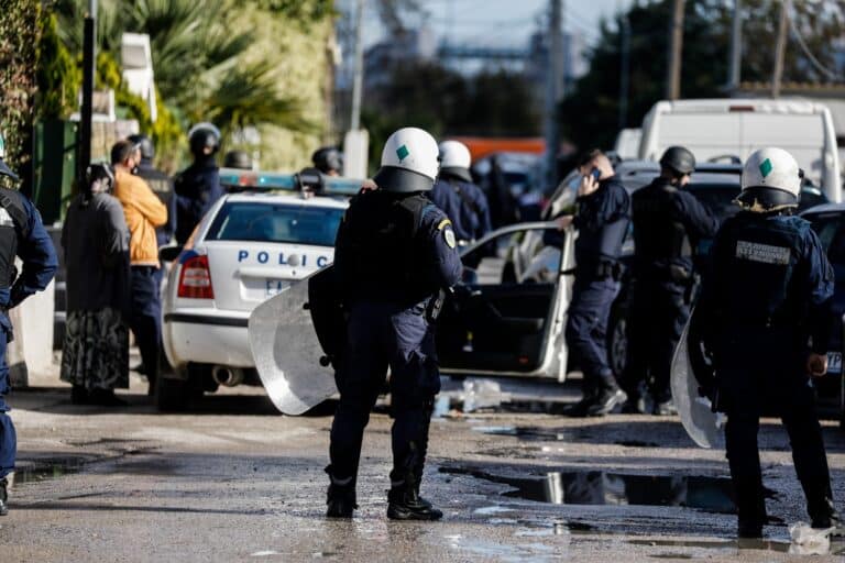 Επιχείρηση της ΕΛ.ΑΣ. στην Κορινθία – Συνελήφθησαν πέντε Ρομά για διάφορα αδικήματα