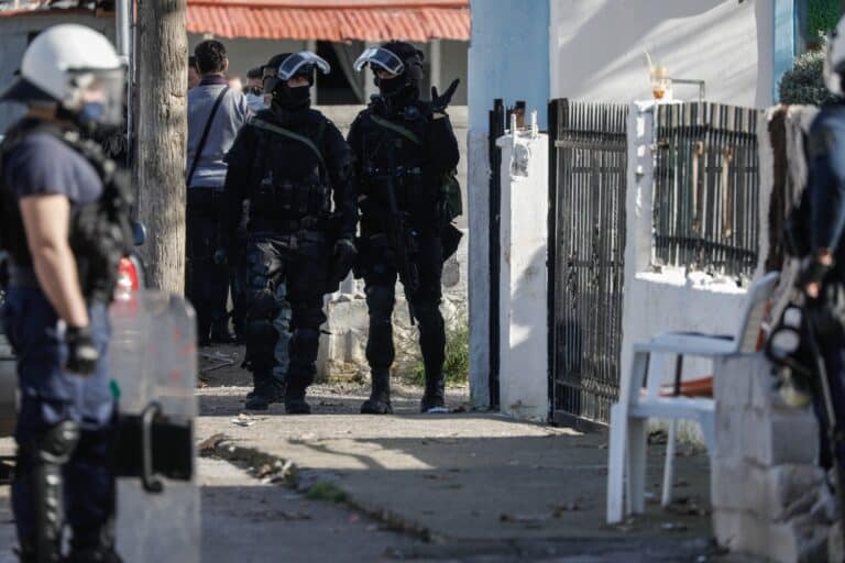 Ελληνική Αστυνομία: Σε εφαρμογή από σήμερα το σχέδιο αστυνόμευσης σε καταυλισμούς Ρομά – Τι προβλέπει