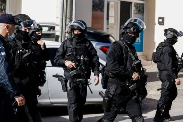 Ρομά-Cops με υπογραφή Μητσοτάκη στους καταυλισμούς – Η ανακοίνωση έκπληξη και οι δυσκολίες του εγχειρήματος