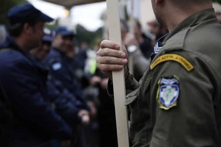 Γιατί υπάρχει ανησυχία σε αστυνομικούς και πυροσβέστες για τα εφάπαξ βοηθήματα ενόψει του 2027