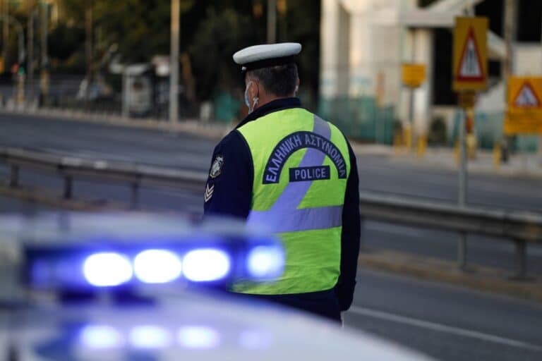 Πάτρα: Οδηγός παρέσυρε και τραυμάτισε τροχονόμο σε μπλόκο