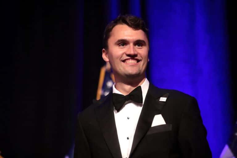 Ο Τραμπ εξήρε τον Τσάρλι Κερκ ως «Αμερικανό ήρωα» και «μάρτυρα» στην τελετή μνήμης – Συγχώρησε τον δράστη η χήρα του ακτιβιστή