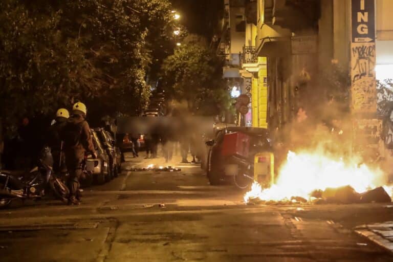 Επεισόδια τα μεσάνυχτα στα Εξάρχεια: Άγνωστοι πέταξαν μολότοφ σε διμοιρία των ΜΑΤ, απάντησε με δακρυγόνα η ΕΛ.ΑΣ.