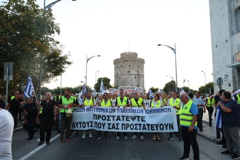 Μισθολογικές αυξήσεις και φορολογικές ελαφρύνσεις για τους ενστόλους – Αντίδραση των Ομοσπονδιών
