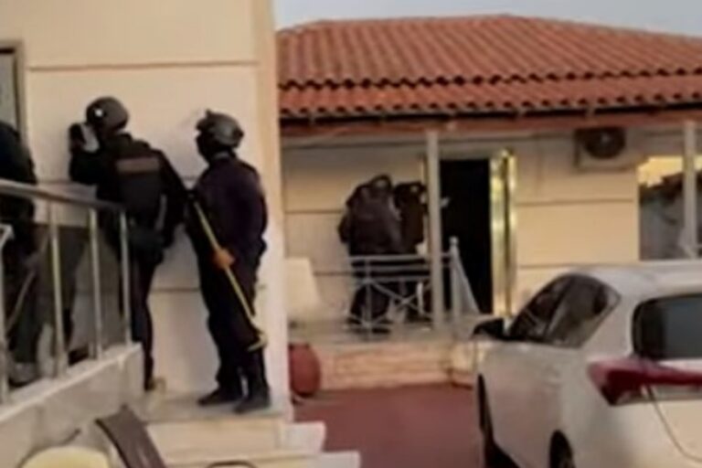 Επιχείρηση της ΕΛ.ΑΣ. σε Ζεφύρι και Άνω Λιόσια – Βρέθηκαν καραμπίνα, φυσίγγια και ματσέτα, οκτώ συλλήψεις (εικόνες & βίντεο)