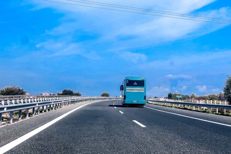 Θήβα: Ρομά πέταγαν πέτρες σε διερχόμενα οχήματα στην Εθνική Οδό – Πέντε συλλήψεις, ανάμεσά τους δύο ανήλικοι