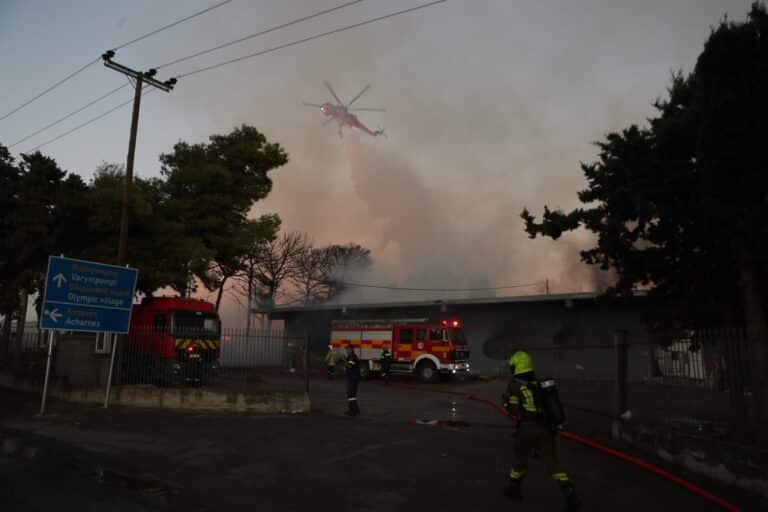 Οριοθετήθηκε η φωτιά στο Μενίδι – Καταστράφηκαν ολοσχερώς δύο επιχειρήσεις (βίντεο)