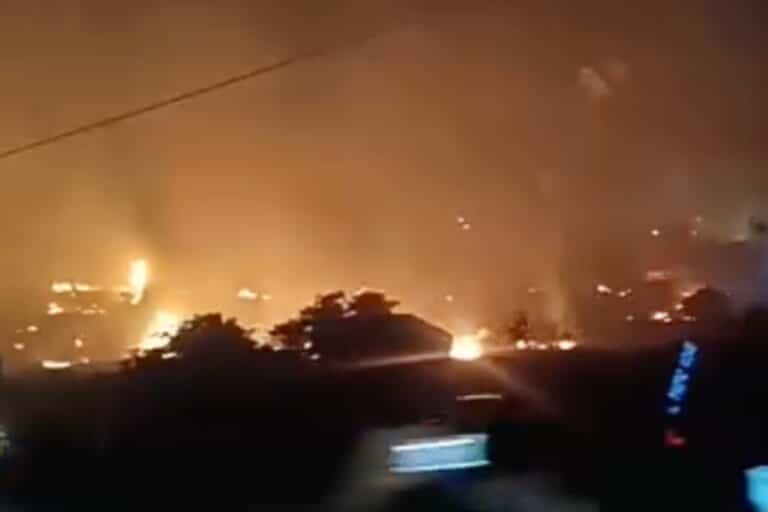 Φωτιά στη Νέα Πέραμο Αττικής: Κοντά σε σπίτια οι φλόγες – Ήχησε το «112» (βίντεο)