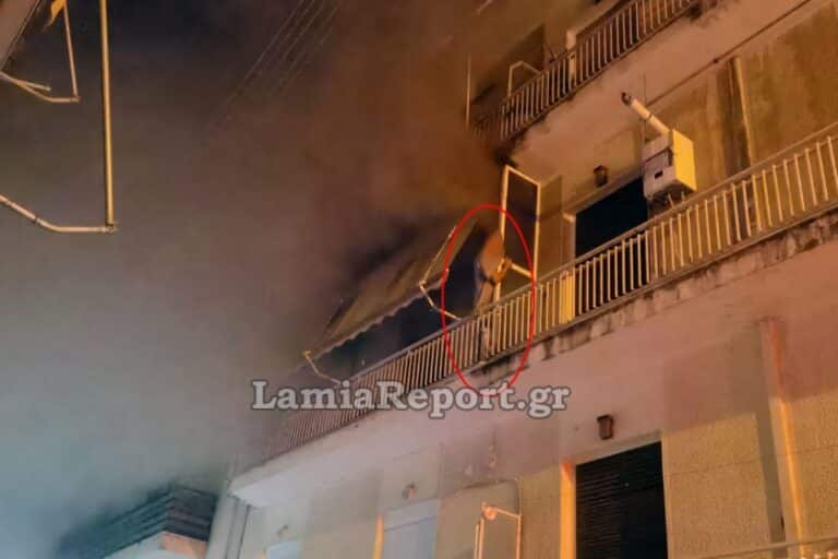 Λαμία: Φωτιά τα ξημερώματα σε σπίτι – Μία γυναίκα υπέστη σοβαρά εγκαύματα, στο νοσοκομείο και δύο αστυνομικοί (βίντεο)