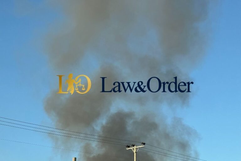 Μενίδι: Μαίνεται η πυρκαγιά στο εργοστάσιο – Εκτροπές από την Τροχαία