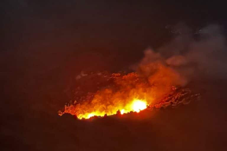 Οριοθετήθηκε η φωτιά στην Πάρνηθα, κοντά στο Μπάφι – Στο σημείο πυροσβεστικές δυνάμεις