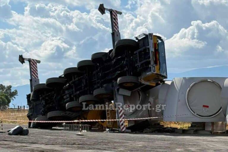 Ανετράπη γερανός που μετέφερε ανεμογεννήτριες στο λιμάνι της Στυλίδας – Τραυματίστηκε ελαφρά ο οδηγός