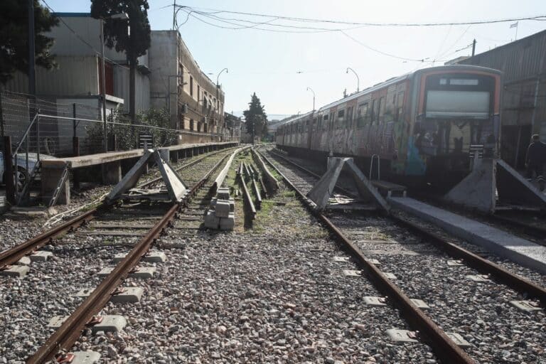 Προσήχθησαν πέντε άτομα που κινούνταν ύποπτα σε αμαξοστάσιο του ΗΣΑΠ – Εντοπίστηκαν από drone ασφαλείας της ΣΤΑΣΥ