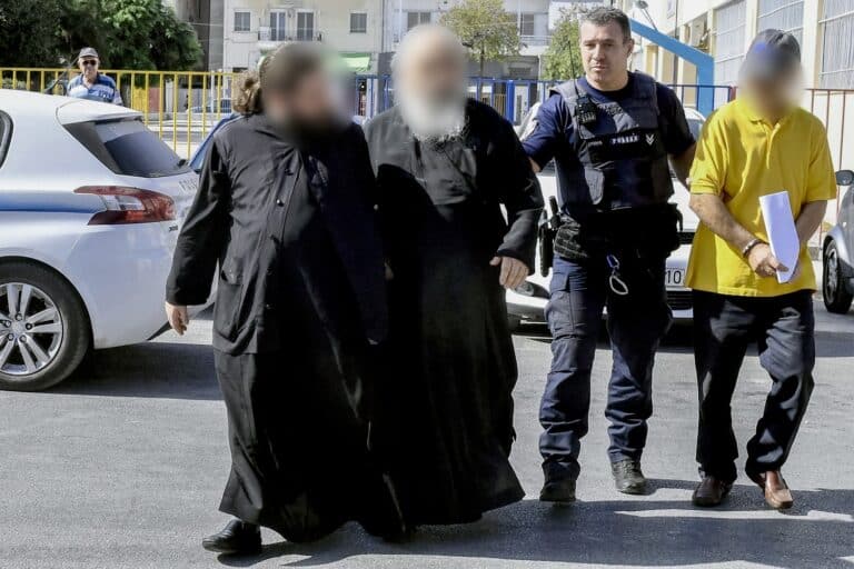 Καλάβρυτα: Ένταση στη μεταγωγή του ηγούμενου που κατηγορείται για αρχαιοκαπηλία – Έσπρωξε δημοσιογράφο (βίντεο)