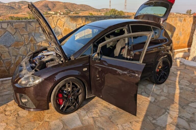 Σπείρα έκλεβε αυτοκίνητα από περιοχές της Αττικής – Χειροπέδες σε πέντε άτομα, πώς δρούσαν (εικόνες)