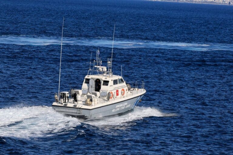 Χανιά: Εντοπίστηκε σκάφος με 76 μετανάστες