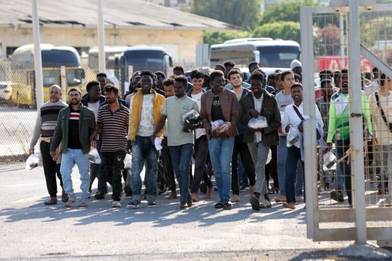 Γαύδος: Τρεις βάρκες με δεκάδες μετανάστες εντοπίστηκαν και διασώθηκαν