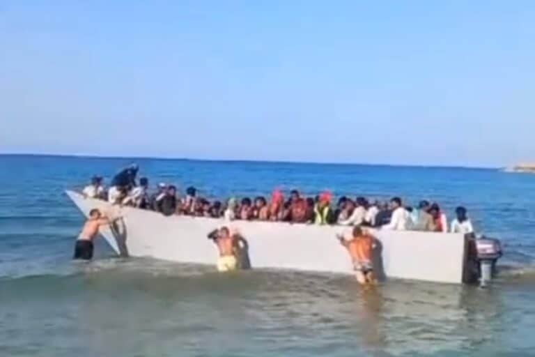 Γαύδος: Λουόμενοι σπρώχνουν στα ανοιχτά βάρκα με μετανάστες – Τι συνέβη στην παραλία (βίντεο)