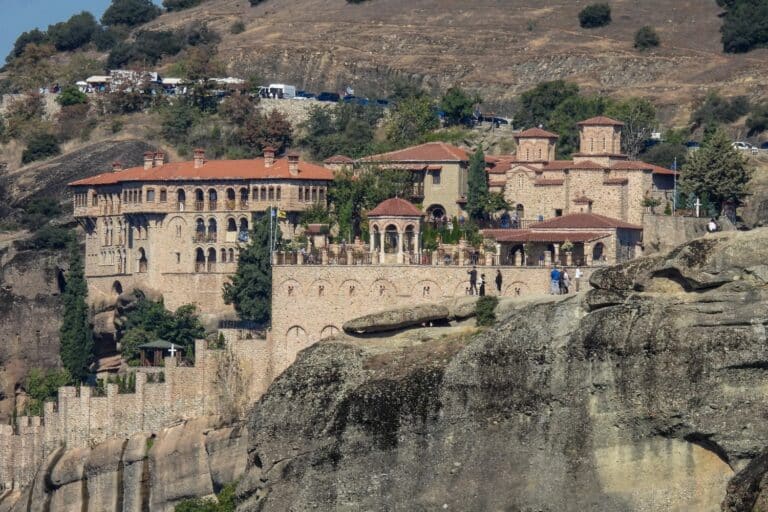 Μετέωρα: Στα χέρια της ΕΛ.ΑΣ. τέσσερις Ρουμάνοι «πορτοφολάδες» – Είχαν «χτυπήσει» και στο Μετρό της Αθήνας