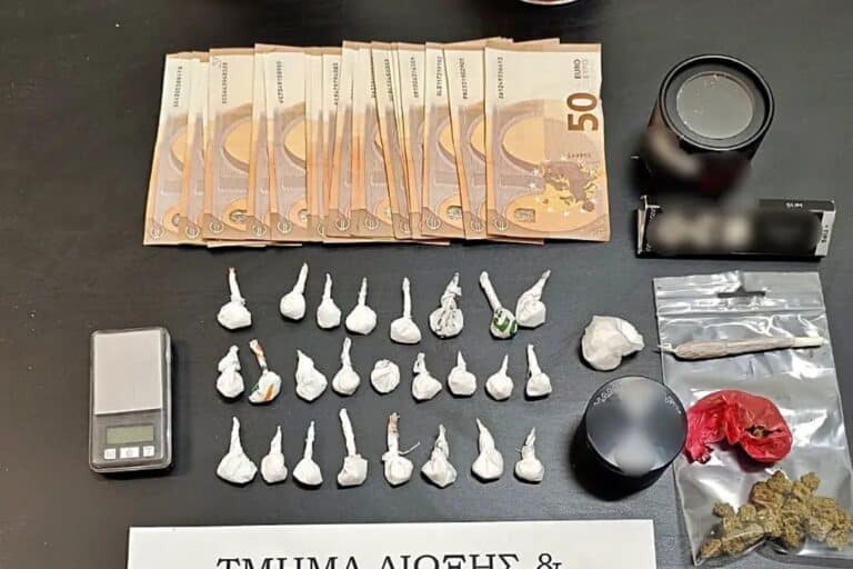 Σύρος: Αστυνομικοί τσάκωσαν επ’ αυτοφώρω τέσσερα άτομα για αγοραπωλησία ναρκωτικών