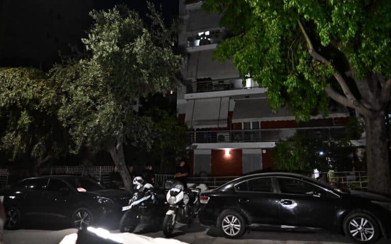 Θρίλερ με το νεκρό ζευγάρι στον Νέο Κόσμο: «Ακούστηκαν δυο πυροβολισμοί τη Δευτέρα», λέει γείτονας – Τι εξετάζει η ΕΛ.ΑΣ.