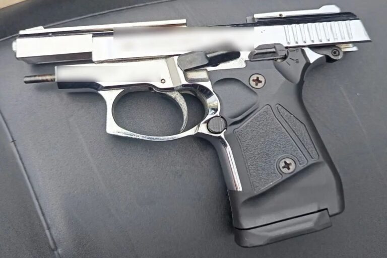 Δύο συλλήψεις από την Άμεση Δράση για κατοχή αεροβόλου και πιστολιού-ρέπλικα σε Πέραμα και Γλυφάδα