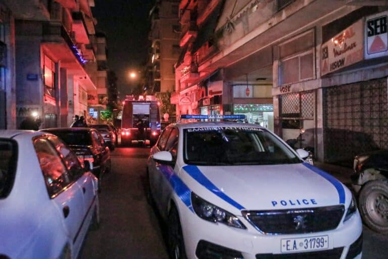 Φωτιά σε διαμέρισμα στην Ακαδημία Πλάτωνος – Απομακρύνθηκε σώος από αστυνομικούς της Άμεσης Δράσης ο ένοικος