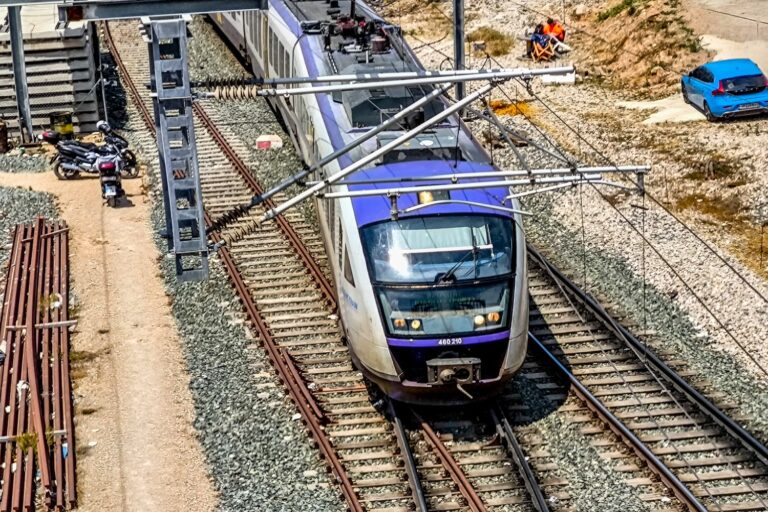 Άγιοι Ανάργυροι: «Πάγωσαν» οι επιβάτες του προαστιακού – Συνελήφθη άνδρας που κυκλοφορούσε με μπαλτά (εικόνα)