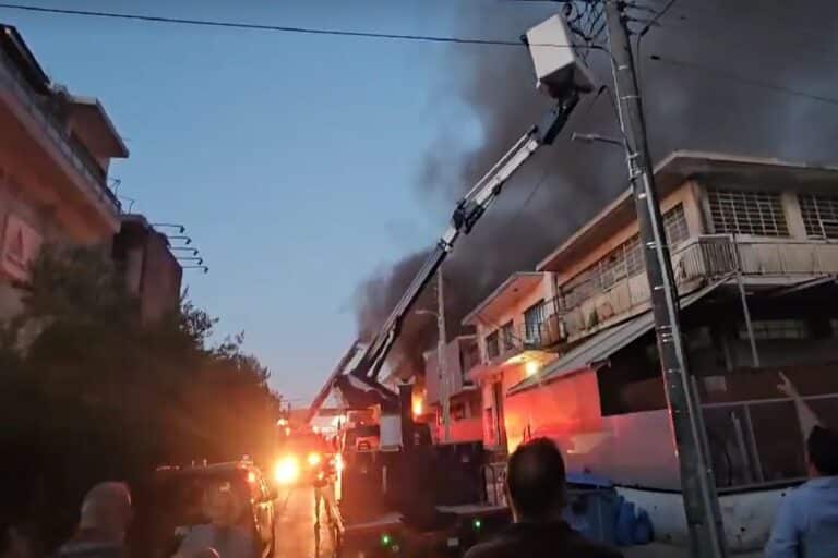 Φωτιά τώρα σε επιχείρηση στο Περιστέρι: Οι καπνοί έχουν πνίξει την πόλη (βίντεο)