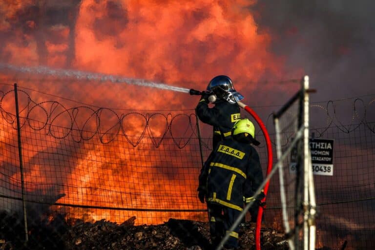 Μεγάλη δασική πυρκαγιά στα Γρεβενά: Δύσβατη περιοχή δυσχεραίνει το έργο της πυροσβεστικής