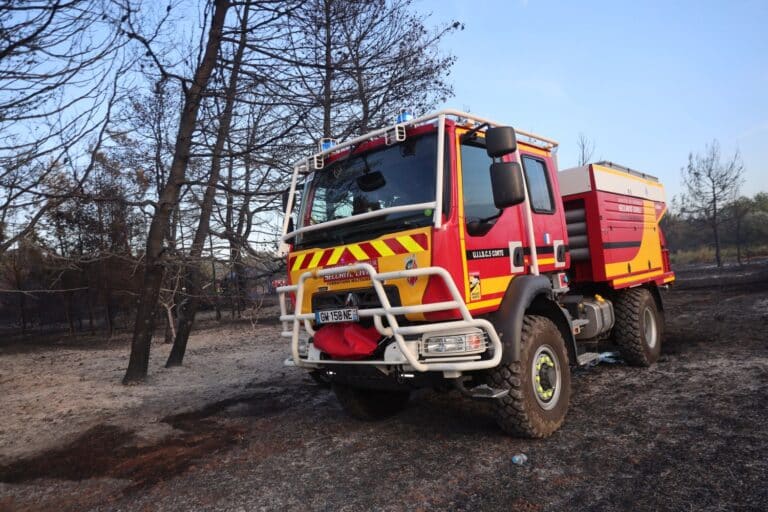 Πυρκαγιά στη Μεσαρά Κρήτης: Καίγεται χορτολιβαδική έκταση και θερμοκήπιο