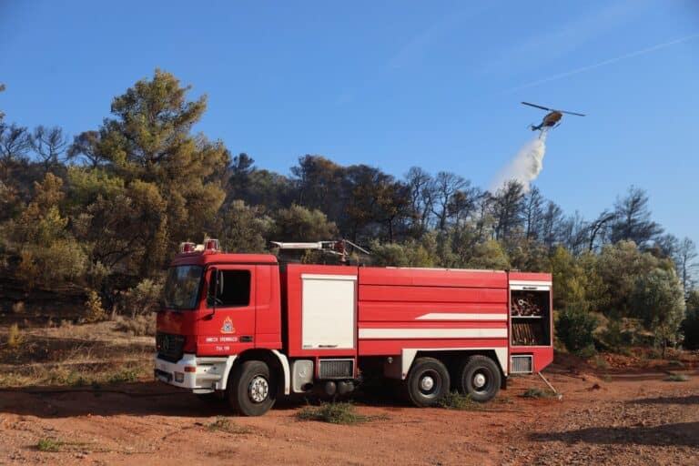 Φωτιά σε εργοστάσιο στα Οινόφυτα – Επιχειρούν ισχυρές πυροσβεστικές δυνάμεις