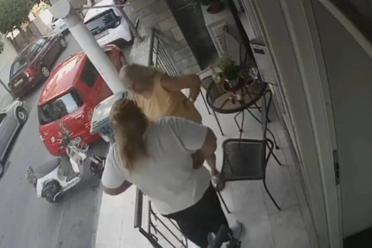 Βίντεο-ντοκουμέντο: Η στιγμή που γυναίκα Ρομά αρπάζει αλυσίδα από τον λαιμό ηλικιωμένης  