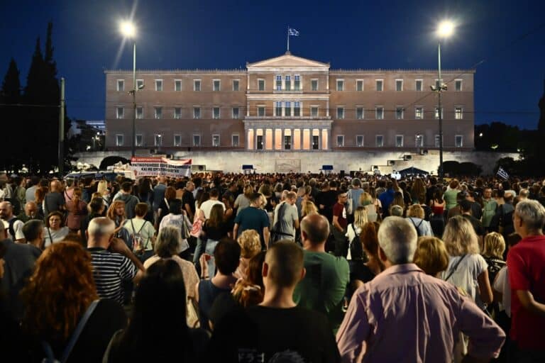 Τέμπη: Συγκέντρωση αλληλεγγύης για τον Πάνο Ρούτσι σε Αθήνα και Θεσσαλονίκη – Συγγενείς θυμάτων ζητούν δικαίωση (εικόνες & βίντεο)