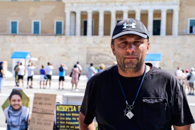 Τέμπη: Αστυνομικοί ζητούσαν τα στοιχεία του πατέρα του Ντένις που κάνει απεργία πείνας στο Σύνταγμα (βίντεο)